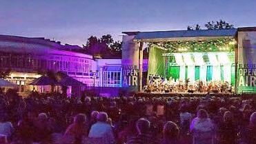 Tausende genießen seit Jahren das stimmungsvolle Klassik-Open Air im Rosengarten.  Foto: Archiv/Höchstädter