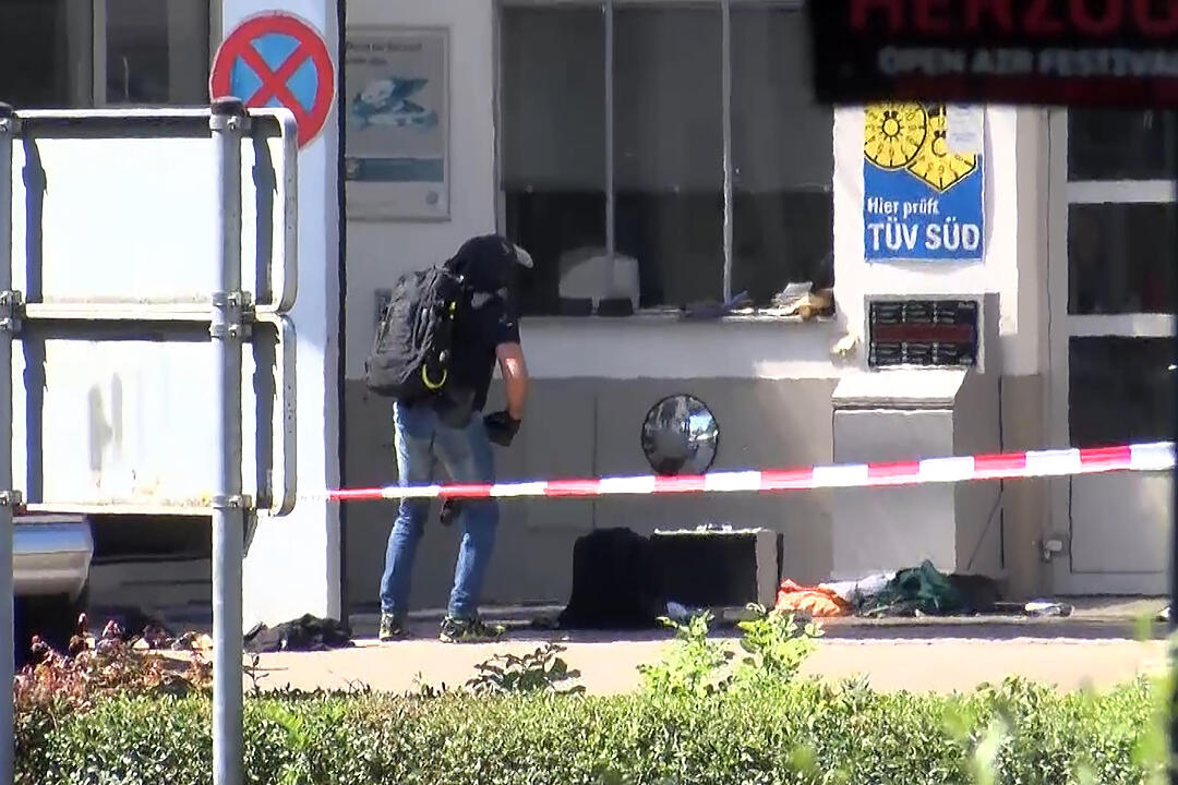 Weitere Bilder: Amoklauf in Ansbach mit 2 Toten - Tatwagen und persoenliche Gegenstaende des Schuetzen