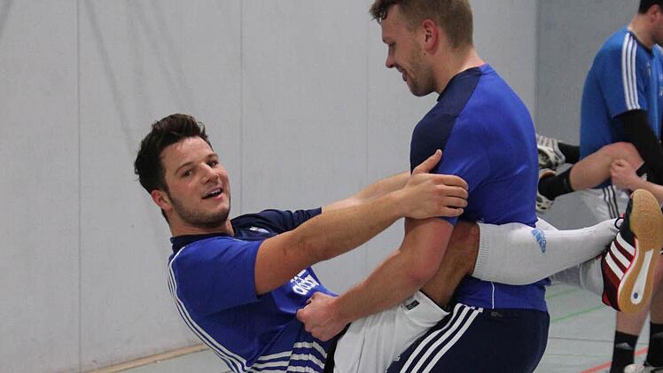 Thomas Roas (li.) trifft am Samstag mit Teamkollege Max Bauernschmitt auf seinen früheren Klub SV Seligenporten. Foto: Daniel Ruppert