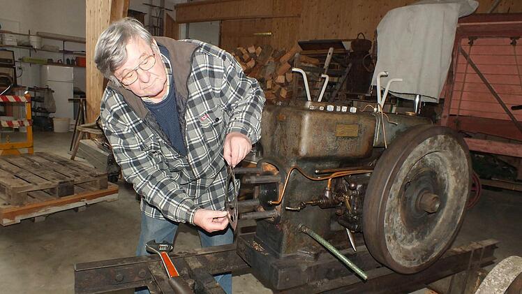 Franz Petter will mit dem gespendeten Geld Ersatzteile für den alten Sendling-Motor kaufen. Foto: Manfred Welker