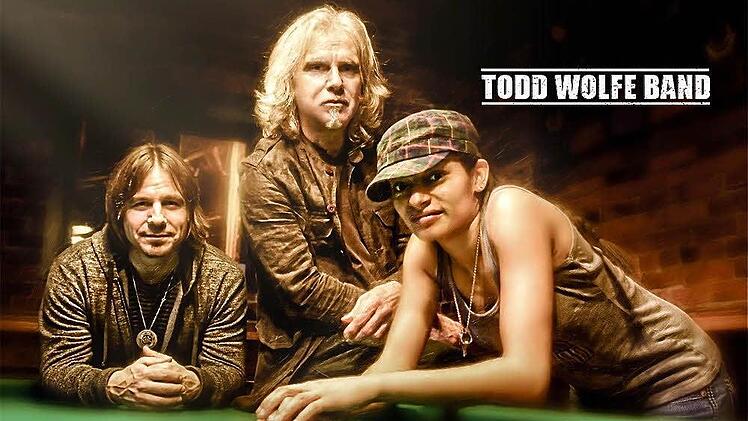 Gitarrist Todd Wolfe (Mitte) schrieb Sheryl Crow Hits auf den Leib.Gemeinsam mit Bassistin Justine Gardner und Schlagzeuger Roger Voss spielt er am 28. April auf Einladung des Burgkunstadter Kleinkunstvereins Tecnet Obermain im Tecnet-Zentrum Burkersdorf.  Foto: privat