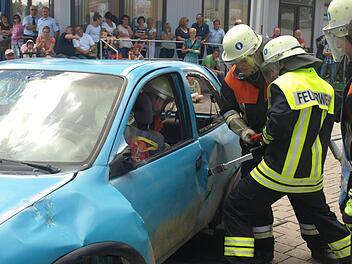 Oft wird die Feuerwehr zu technischen Hilfeleistungen gerufen. Der Rettungssatz aber erfüllt nicht mehr die Normen. Der vorgezogenen Beschaffung - die Wehr erhält ein neues Fahrzeug - stimmte der Oerlenbacher Gemeinderat zu. Foto: Stefan Geiger