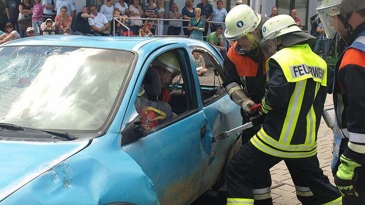 Oft wird die Feuerwehr zu technischen Hilfeleistungen gerufen. Der Rettungssatz aber erfüllt nicht mehr die Normen. Der vorgezogenen Beschaffung - die Wehr erhält ein neues Fahrzeug - stimmte der Oerlenbacher Gemeinderat zu. Foto: Stefan Geiger
