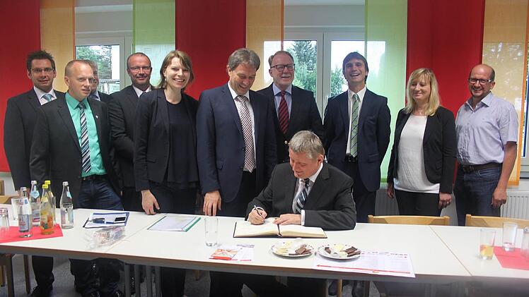Hermann Gröhe trug sich am Ende ins goldene Buch der Gemeinde ein ... Foto: Veronika Schadeck