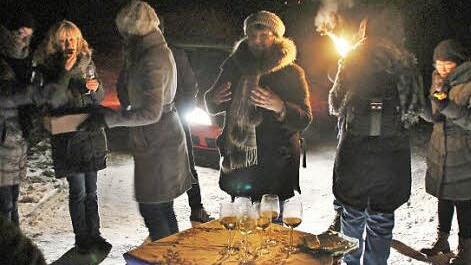 Eiswein war der kulinarische Höhepunkt bei der Nachtwanderung durch die Hammelburger Weinberge. Foto: Werner Vogel
