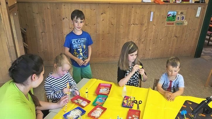 Ganz konzentriert bastelten die Kinder ihre eigenen Blumen.  Fotos: hh