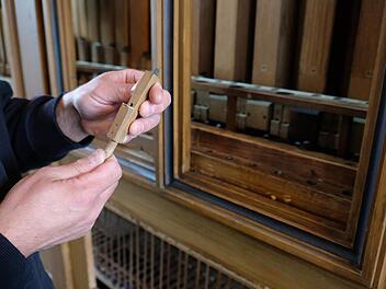 Von der kleinsten Holzpfeife bis zur metallenen Bassröhre wird die Link-Orgel in der Kreuzkapelle Machtilshausen auf Vordermann gebracht.Gerd Schaar
