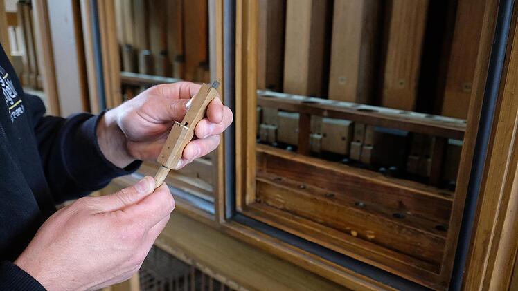 Von der kleinsten Holzpfeife bis zur metallenen Bassröhre wird die Link-Orgel in der Kreuzkapelle Machtilshausen auf Vordermann gebracht.Gerd Schaar