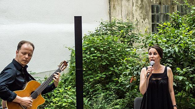 Der Dichter und Musiker Christian Rosenau und die Sopranistin Luise Hecht gestalteten eine musikalische Lesung im Innenhof der Stadtb&uuml;cherei Coburg.Foto: Jochen Berger