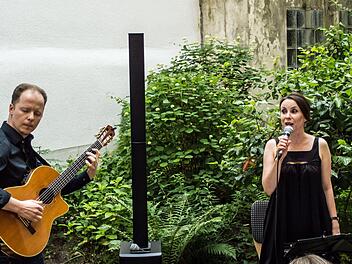 Der Dichter und Musiker Christian Rosenau und die Sopranistin Luise Hecht gestalteten eine musikalische Lesung im Innenhof der Stadtbücherei Coburg.Foto: Jochen Berger