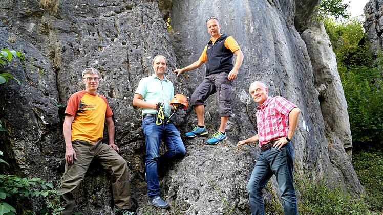Das Trubachtal hat eine ideale Felsenstruktur (v. l.):  Gerhard Bauernschmidt, Ulrich Schürr, Martin Maier und Markus Grüner  Foto: Franz Galster