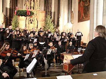 Das Südthüringische Kammerorchester beim  20-jährigen Chorjubiläum des Ensemble Vokal Münnerstadt in der Stadtpfarrkirche. Thomas Ahnert
