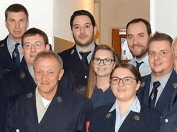 Die neu gewählte Feuerwehr-Vorstandschaft mit Kreisbrandmeister Marc Meier Foto: Reinhard Löwisch