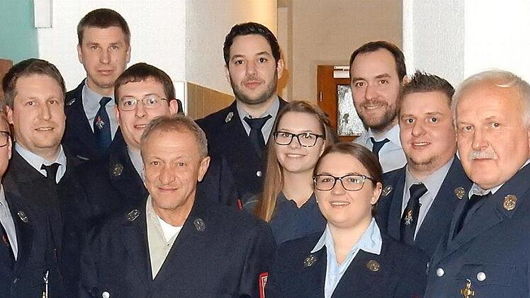 Die neu gewählte Feuerwehr-Vorstandschaft mit Kreisbrandmeister Marc Meier Foto: Reinhard Löwisch