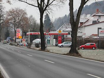 In diesem stark frequentierten Bereich in Marktrodach halten sich viele Kraftfahrer nicht an die zugelassene Geschwindigkeit. Die Gemeinde will nun im Rahmen einer kommunalen Verkehrsüberwachung Abhilfe schaffen. Der Verkehr soll langsamer fließen. Foto: Veronika Schadeck