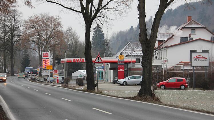 In diesem stark frequentierten Bereich in Marktrodach halten sich viele Kraftfahrer nicht an die zugelassene Geschwindigkeit. Die Gemeinde will nun im Rahmen einer kommunalen Verkehrsüberwachung Abhilfe schaffen. Der Verkehr soll langsamer fließen. Foto: Veronika Schadeck