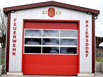 Zwar erforderte die neue Fahrzeughalle der Freiwilligen Feuerwehr Baiersdorf auch vielfältige Eigenleistungen, dennoch ist jetzt alles fertiggestellt, wie unser Bild zeigt, so dass in wenigen Monaten hier das neue Tragkraftspritzenfahrzeug untergebracht werden kann. Foto: Dieter Radziej