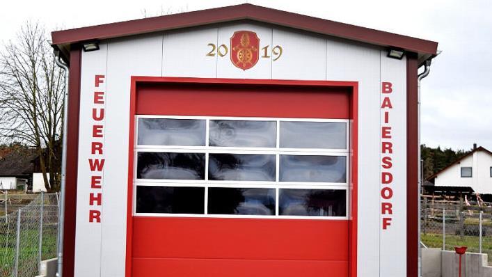 Zwar erforderte die neue Fahrzeughalle der Freiwilligen Feuerwehr Baiersdorf auch vielfältige Eigenleistungen, dennoch ist jetzt alles fertiggestellt, wie unser Bild zeigt, so dass in wenigen Monaten hier das neue Tragkraftspritzenfahrzeug untergebracht werden kann. Foto: Dieter Radziej