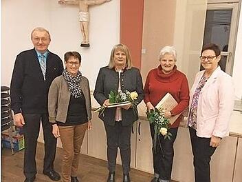 Die KAB Kronach ehrte langjährige Mitglieder. Das Bild zeigt (von links) den Ersten Vorsitzenden Georg Barnickel, Verbandsreferentin Manuela Mähringer, Petra Mäusbacher (40 Jahre), Angela Porzelt (50 Jahre) und Erste Vorsitzende Brigitte Schedel. Foto: Heike Schülein