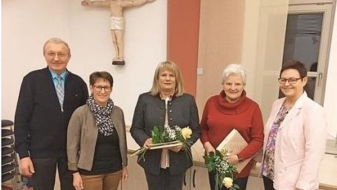 Die KAB Kronach ehrte langjährige Mitglieder. Das Bild zeigt (von links) den Ersten Vorsitzenden Georg Barnickel, Verbandsreferentin Manuela Mähringer, Petra Mäusbacher (40 Jahre), Angela Porzelt (50 Jahre) und Erste Vorsitzende Brigitte Schedel. Foto: Heike Schülein