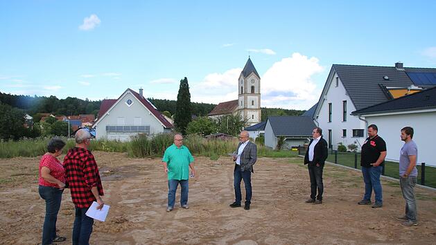 Klaus Schebler (3.v.l.) erl&auml;utert, was auf dem st&auml;dtischen Grundst&uuml;ck passiert ist und warum. B&uuml;rgermeister Michael Kastl (Mitte) hatte die Ortseinsicht kurzfristig anberaumt. Foto: Thomas Malz