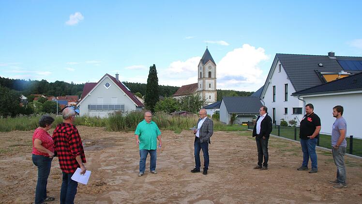 Klaus Schebler (3.v.l.) erläutert, was auf dem städtischen Grundstück passiert ist und warum. Bürgermeister Michael Kastl (Mitte) hatte die Ortseinsicht kurzfristig anberaumt. Foto: Thomas Malz