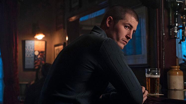 Der Hacker Liam Barlow (Kieron Moore) scheint ein Auge auf Alison geworfen zu haben.