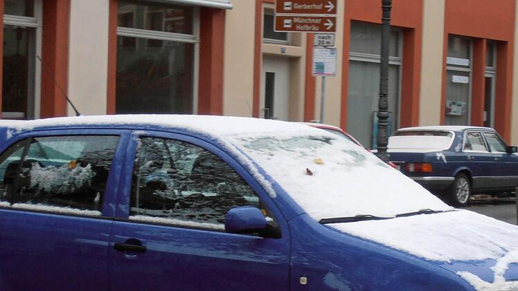 Verschneit: Parkende Autos in der Coburger Schenkgasse.