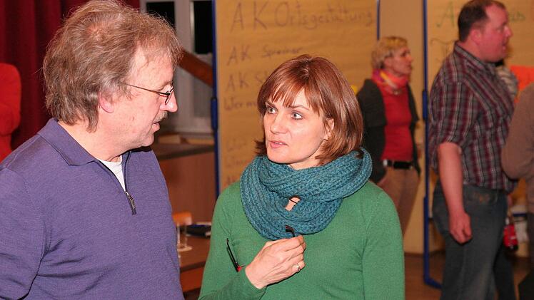 Die Stadelschwarzacherin Michaela Zillinger spricht mit dem Planer Frieder Müller-Maatsch.