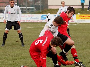 In die Zange nehmen die beiden Aubstadter den Sander Fabian Benkert, links Gästestopper Christoph Rützel.
