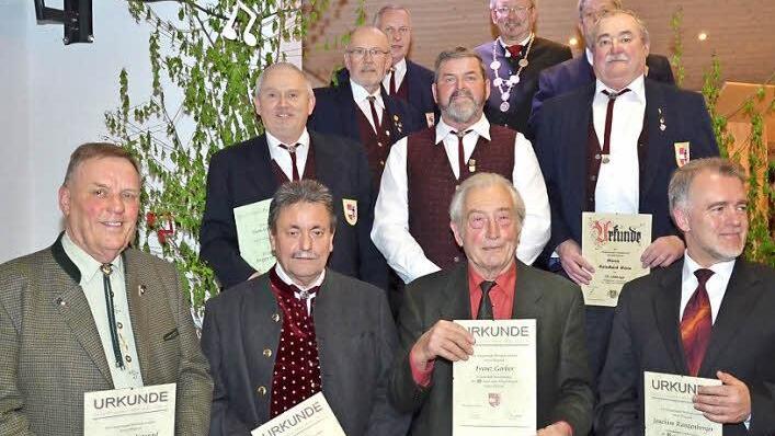 Diese Jubilare halten der Sängerrunde Welitsch schon Jahrzehnte als Mitglieder die Treue. Vorne (von links): Romanus Konrad, Ottmar Fehn, Franz Gerber, Joachim Ranzenberger; zweite Reihe (von links): Hilmar Fiedler, Dieter Kleiner, Reinhard Horn; hintere Reihe (von links): Ehrenchorleiter Hans Konrad, Hans Brückner, Bürgermeister Hans Pietz und Rüdiger Detsch (Vorsitzender). Fotos: K.-H. Hofmann