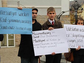 Protest vor dem Alten Rathaus: Etwa 20 Dorint-Mitarbeiter demonstrieren für bessere Brandschutzanlagen. Fotos: Ulrike Müller