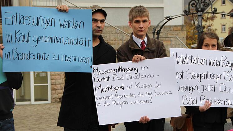 Protest vor dem Alten Rathaus: Etwa 20 Dorint-Mitarbeiter demonstrieren für bessere Brandschutzanlagen. Fotos: Ulrike Müller