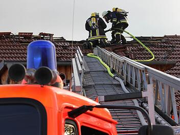 Mitten auf dem Dach lag der Brandherd.  Fotos: Klaus Schmitt