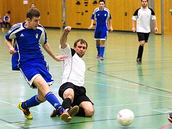 Eine Szene, wie es sie ab 2014 nicht mehr geben wird. Dann wird nach Futsal-Regeln gespielt, die ein Grätschen untersagen. In diesem Fall kommt der Theisenorter Matthias Blinzler gegen den Seelacher Jens Jüngling einen Schritt zu spät. Foto: Heinrich Weiß