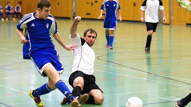 Eine Szene, wie es sie ab 2014 nicht mehr geben wird. Dann wird nach Futsal-Regeln gespielt, die ein Grätschen untersagen. In diesem Fall kommt der Theisenorter Matthias Blinzler gegen den Seelacher Jens Jüngling einen Schritt zu spät. Foto: Heinrich Weiß