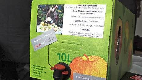 Auch um den ersten Eberner Apfelsaft durfte sich Maximilian Raithel kümmern.  Foto: Johanna Eckert
