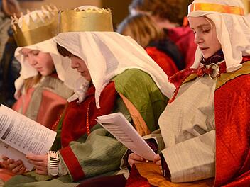 Die Sternsinger sammeln im Landkreis wieder für ihre Altersgenossen und bringen den Segensspruch an den Haustüren an. Foto: dpa