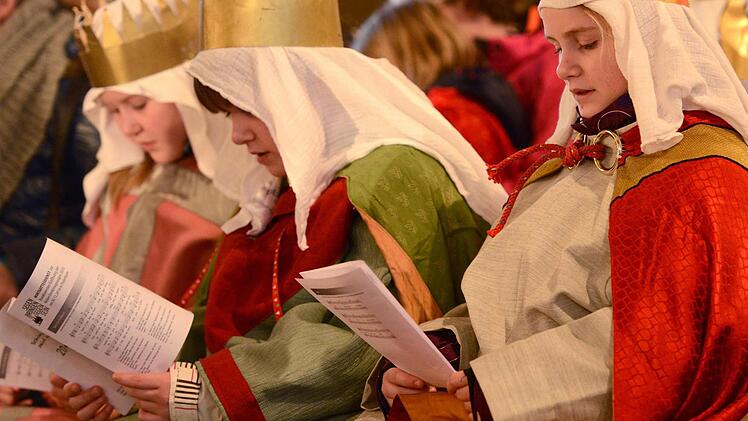 Die Sternsinger sammeln im Landkreis wieder für ihre Altersgenossen und bringen den Segensspruch an den Haustüren an. Foto: dpa