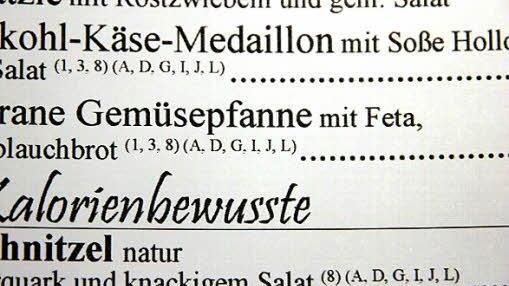Auf der "Bauernhannla"-Speisekarte für Allergiker ist hinter dem Gericht eine ganze Reihe von Buchstaben verzeichnet, die auf mögliche Allergieauslöser hinweisen. Fotos: Friedwald Schedel