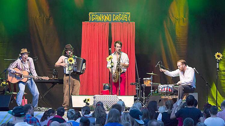 Gankino Circus beim Auftritt im Tambacher Schlosshof.Foto: Albert Höchstädter