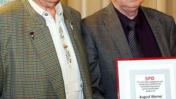 Zum Ehrenmitglied der SPD-Arbeitsgemeinschaft 60plus wurde August Werner (links) vom Vorsitzenden Peter Dlugosch ernannt. Foto: Dieter Britz