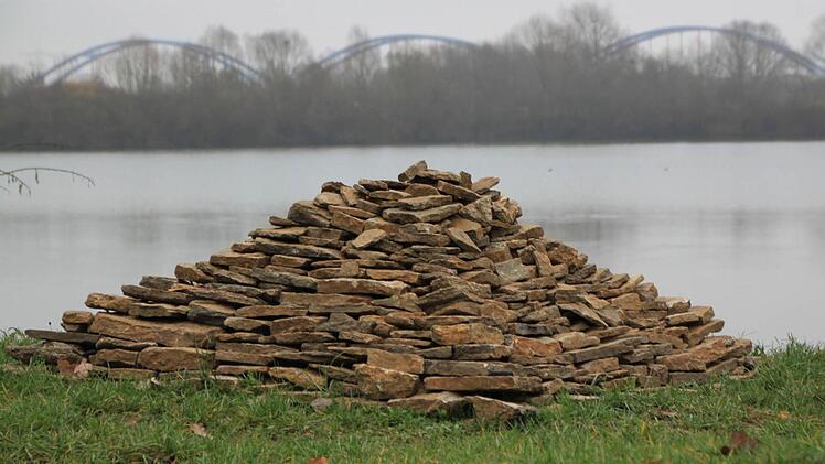 Am Wiesener Wörthsee steht seit einigen Wochen eine Pyramide. Wer sie baute, ist unbekannt. Ramses? Chephren? Echnaton? Klarheit bringt bestenfalls eine Expedition zur Grabkammer. Foto: Matthias Einwag