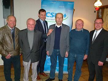Der CSU-Kreisvorsitzende Martin Mittag (Dritter von links) heftet Hermann Bühling (Vierter von links) die Ehrenraute ans Revers; Bürgermeister Sebastian Straubel (rechts) gratulierte (von links) Manfred Höhn, Manfred Henke und Helmut Löhner zu ihrer Ehrung. Foto: L. Weidner