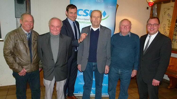 Der CSU-Kreisvorsitzende Martin Mittag (Dritter von links) heftet Hermann Bühling (Vierter von links) die Ehrenraute ans Revers; Bürgermeister Sebastian Straubel (rechts) gratulierte (von links) Manfred Höhn, Manfred Henke und Helmut Löhner zu ihrer Ehrung. Foto: L. Weidner
