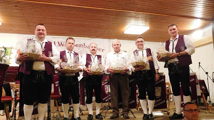 Die geehrten Gründungsmitglieder der Schloßhofmusikanten (von links): Harald und Roland Reith, Rainer Großmann, Karl Reith, Lothar Ziegler und Harald Schüssler. Foto: Schloßhofmusikanten