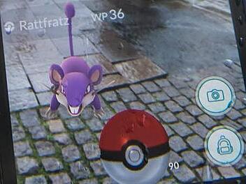Auf Monsterjagd mit der Pokémon Go-App. Foto: Lukas Schulze/dpa