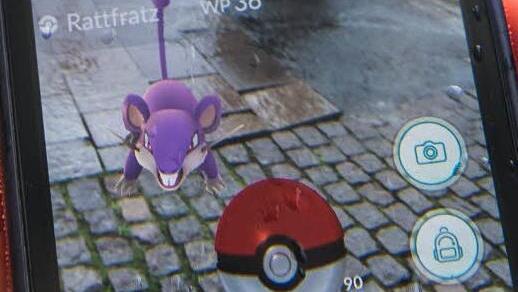 Auf Monsterjagd mit der Pokémon Go-App. Foto: Lukas Schulze/dpa