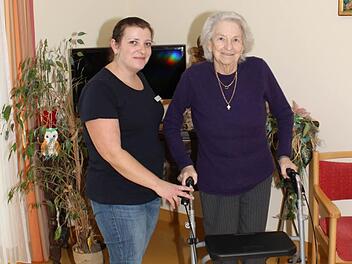 Pflegekräfte wie Christiane Gundrum können mit den Senioren in der Einrichtung auch ganz persönlich ins Gespräch kommen. Das genießt Gundrum am meisten.  Foto: Carmen Schwind