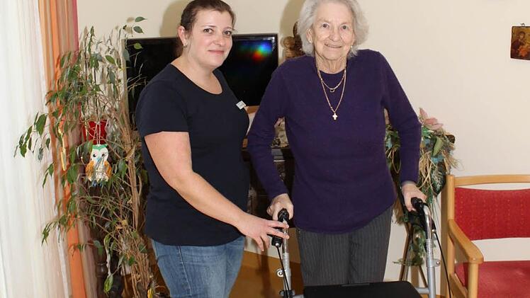 Pflegekräfte wie Christiane Gundrum können mit den Senioren in der Einrichtung auch ganz persönlich ins Gespräch kommen. Das genießt Gundrum am meisten.  Foto: Carmen Schwind